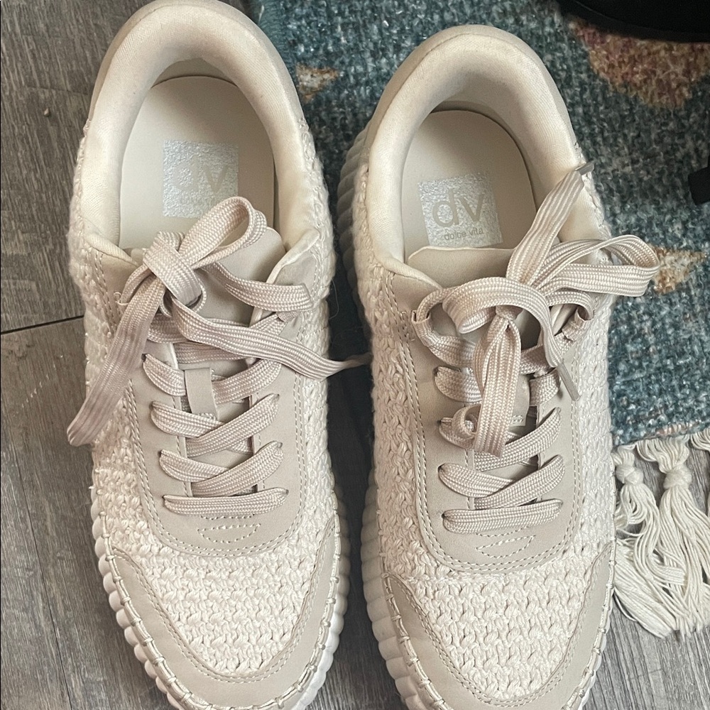 DV by Dolce Vita Women's Beige Textured Sneakers